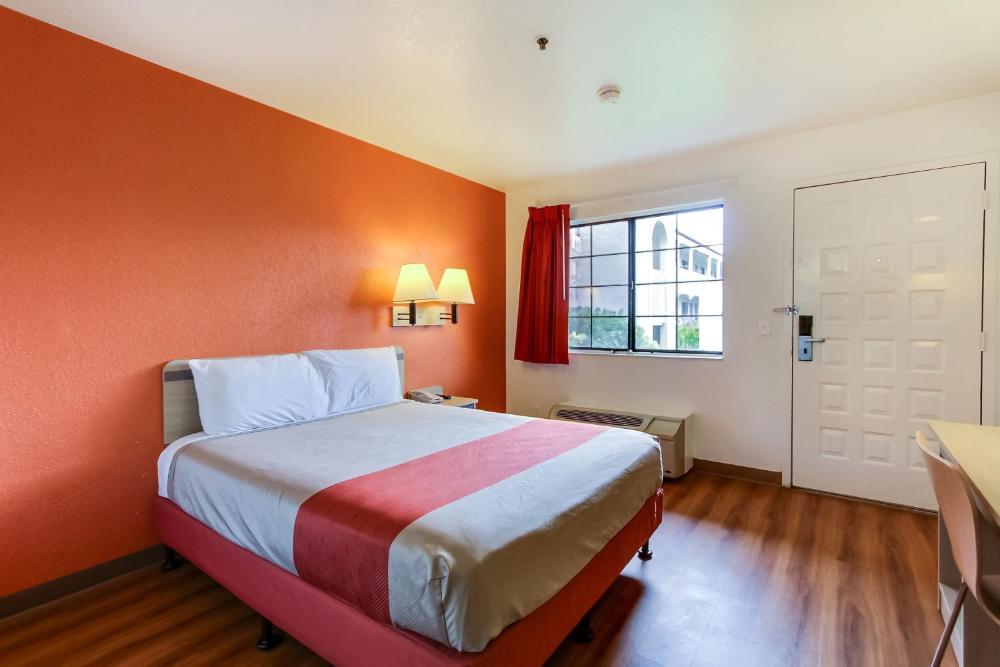 Deluxe Queen Room interior